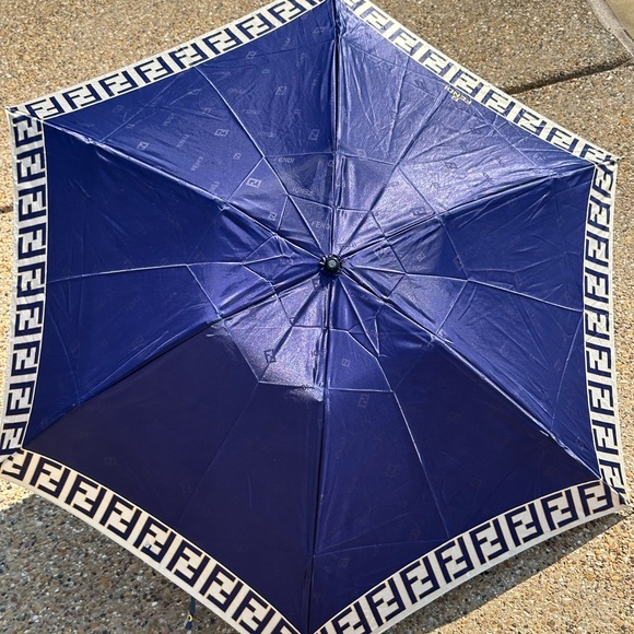 Rare Fendi Zucca umbrella with case - beautiful details! - Picture 10 of 16